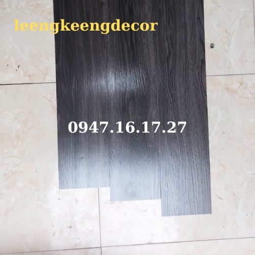 Miếng dán nền giả gỗ cho sàn nhà đẹp xinh keo sẵn tự dính màu đen nhựa nguyên sinh chống trơn chống xước hàng loại 1