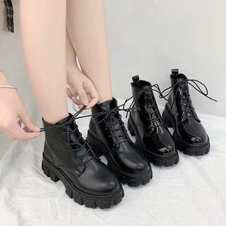 Bốt nữ cao cổ dây buộc chất da bóng và lì khóa cổ vuông