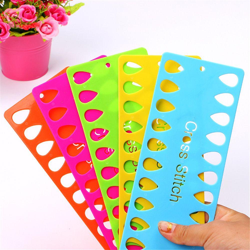 Giá Đỡ Cuộn Chỉ Bằng Nhựa Tiện Dụng