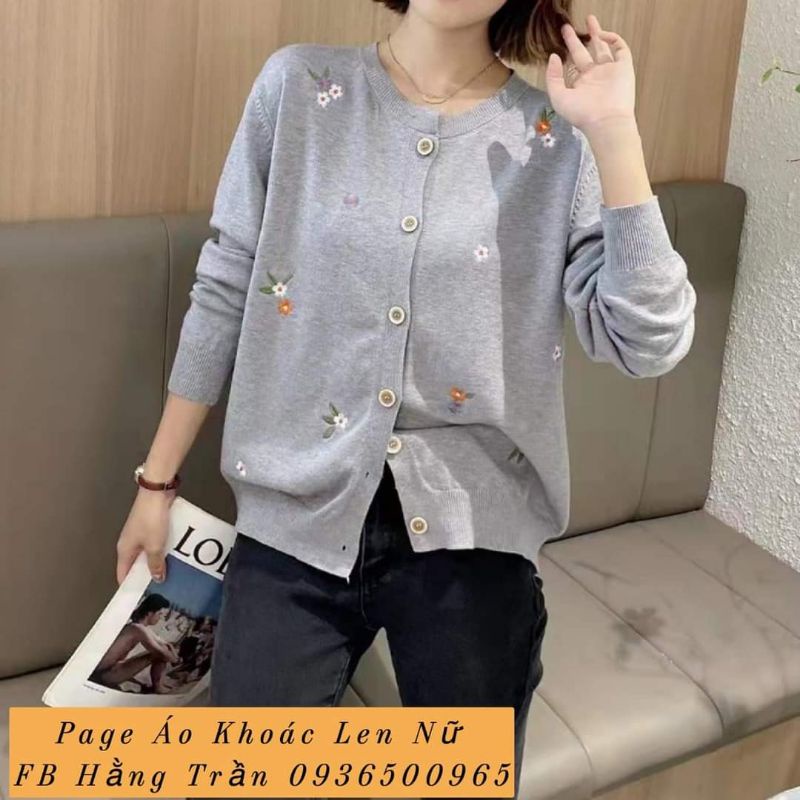 Áo khoác len nữ cổ tròn thêu hoa.