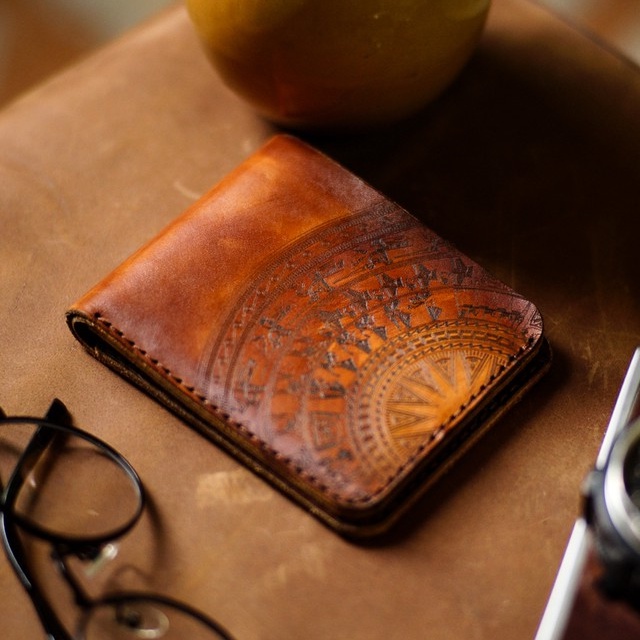 Ví nam Nữ Da Bò Italia Vegtan RAM Leather Khắc Trống Đồng Nâu Dáng Ngang