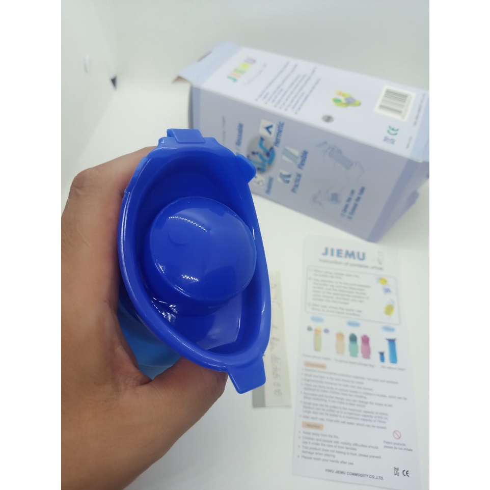 bồn tiểu mini di động có nắp cài chắc chắn, có thể kéo dãn để tăng thể tích chứa, chất liệu nhựa siêu bền