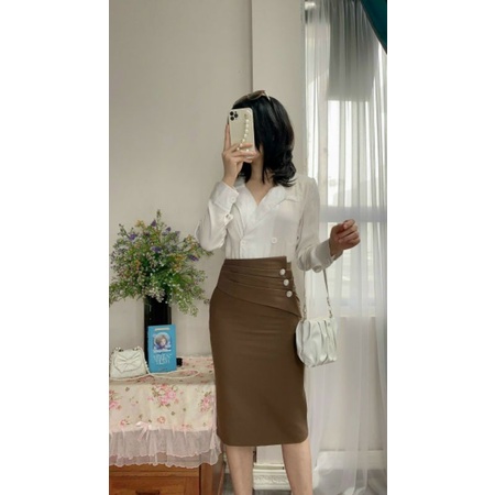 Chân váy ôm công sở, thiết kế cạp chéo. Dài 65 cm