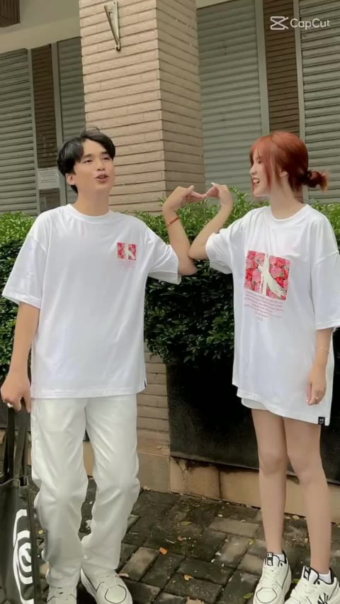 Áo phông cặp đôi dành cho nam nữ SMALL THINGS  áo thun đôi tay lỡ cổ tròn màu trắng in hình hoa Navie | BigBuy360 - bigbuy360.vn