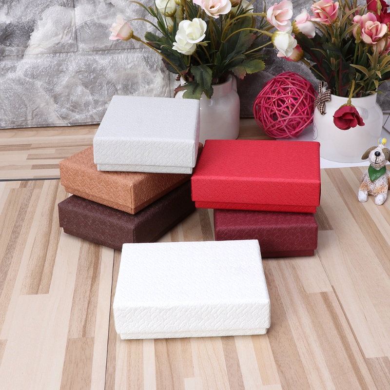 Whi Hộp Giấy Kraft Vuông Đựng Trang Sức Và Đuôi Bông