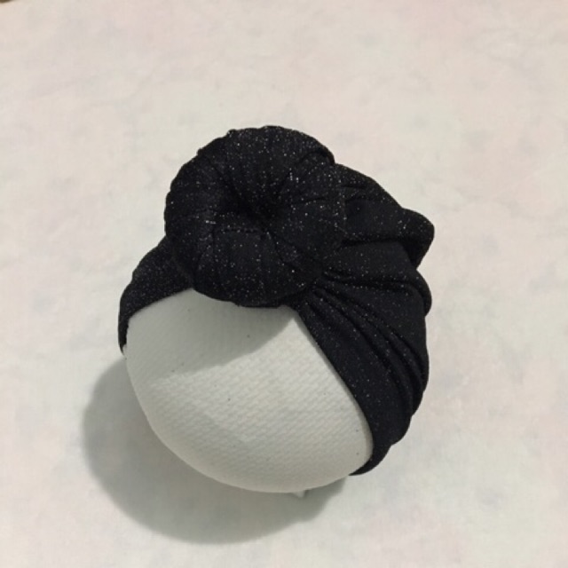 Mũ turban nhũ kim tuyến màu đen