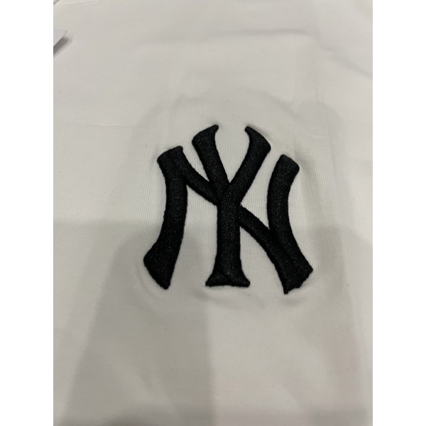 Áo Thun Basic Đen NY Chất Mịn Mát Thêu Logo Trắng Mặt Trước