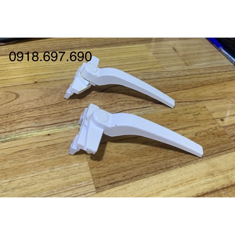 Tay gạt có chân cửa sổ màu trắng sữa VN