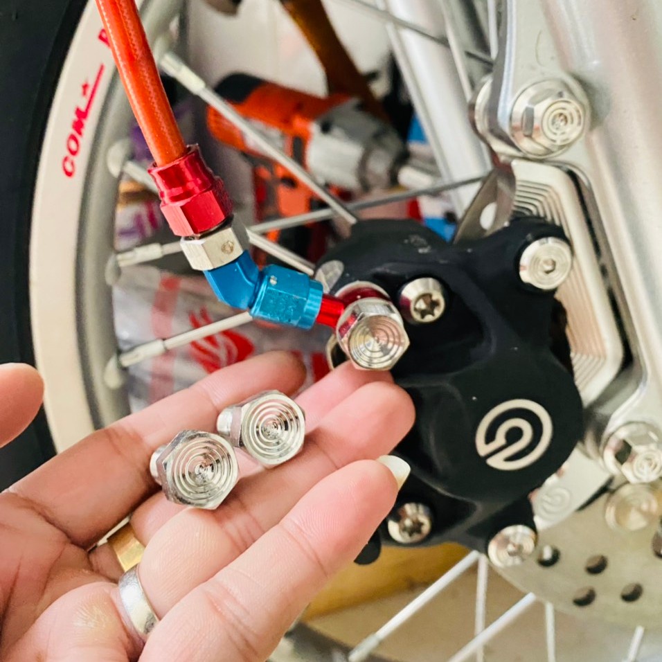 Ốc dầu thắng salaya mẫu thái V2 cho heo Nissin & brembo chuẩn inox 304 siêu bền