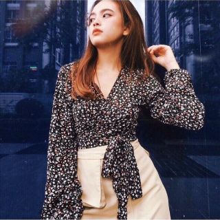 ÁO CROPTOP HOA CHÉO CỘT NƠ
