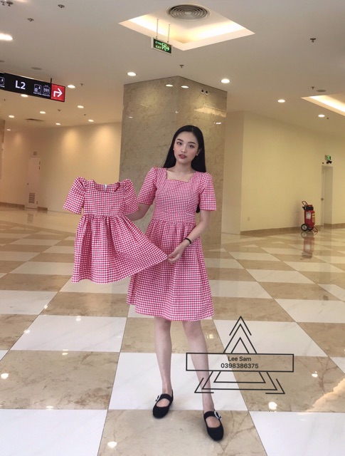 Váy đôi mẹ và bé kẻ ca rô đỏ xinh xắn thiết kế dúm eo trẻ trung năng động