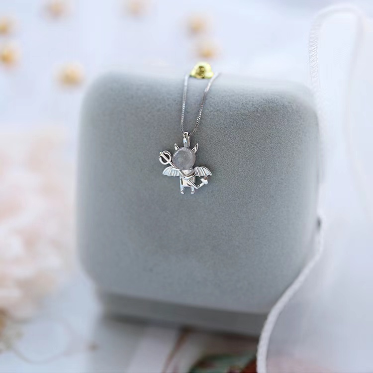 INS thời trang ánh trăng đá tự nhiên hình quỷ nhỏ vòng cổ nữ chất liệu mạ bạc
