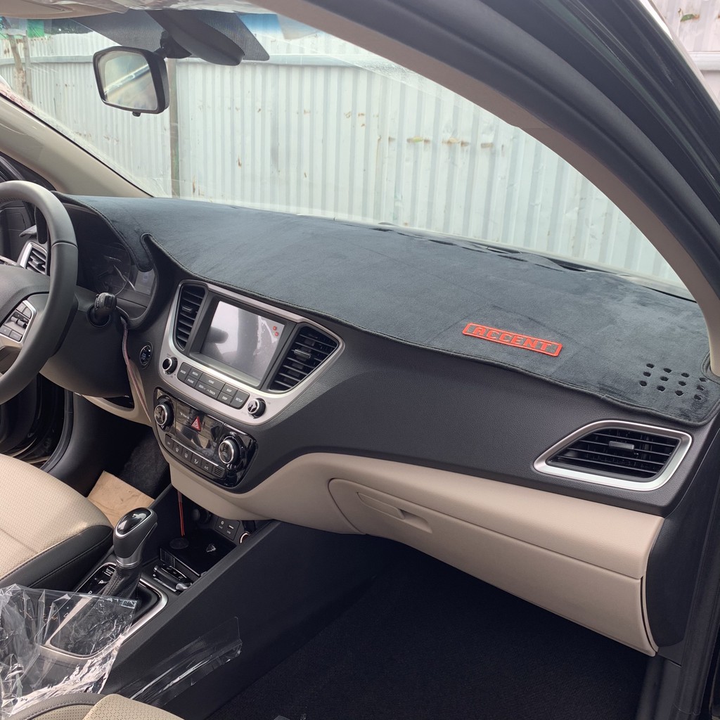 Thảm Taplo Chống Nóng Hyundai i10 chất liệu Nhung Lông Cừu, hàng cao cấp có đế cao su chống trượt.