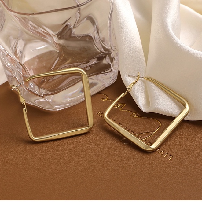 Hoa tai thiết kế nhiều kiểu dáng thời trang dành cho nữ