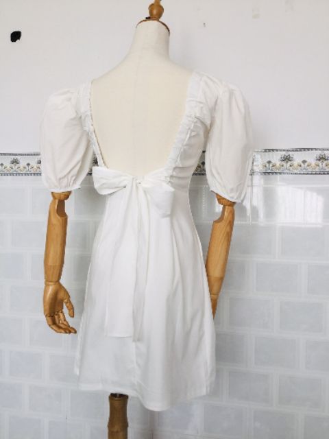 Đầm cổ vuông khoét lưng