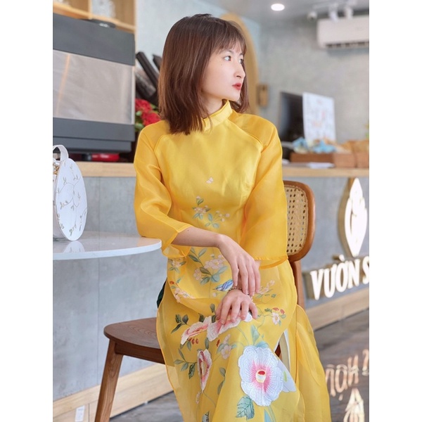 Áo dài cách tân thêu hoa