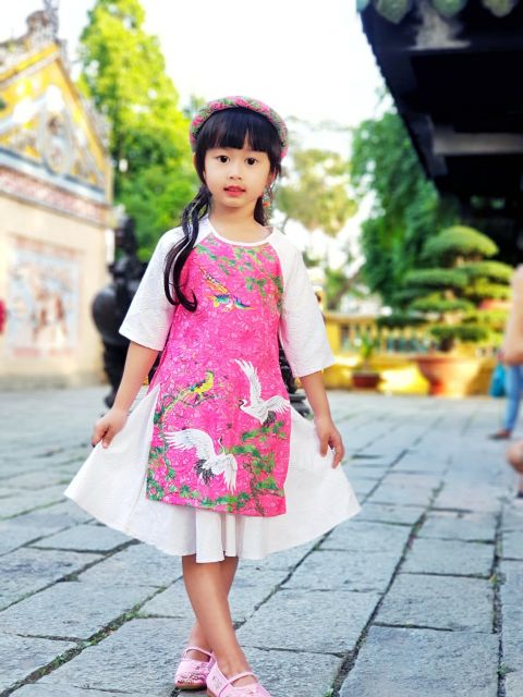 Áo dài cách tân bé gái. Vãi gấm