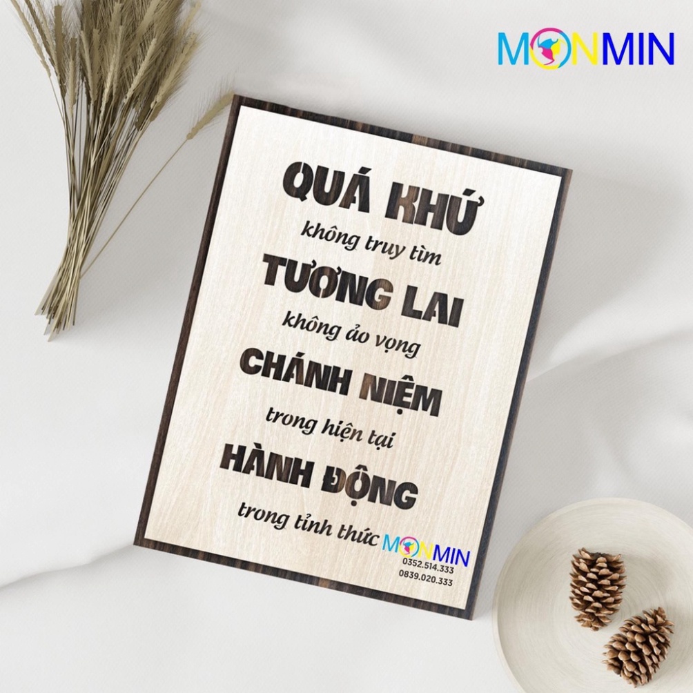 Tranh gỗ slogan tạo động lực Monmin M029 - Quá khứ không truy tìm, Tương lai ảo vọng, Chánh niệm trong hiện tại