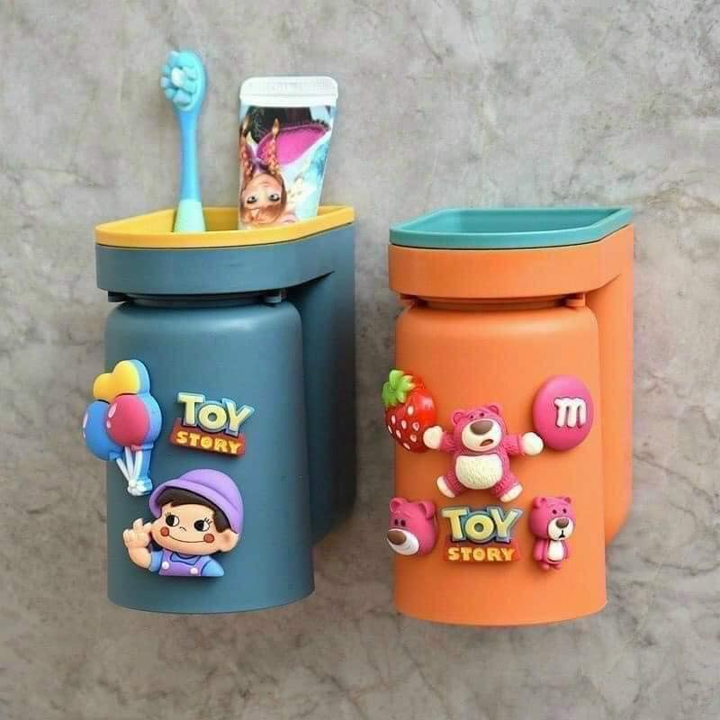 Giá đựng bàn chải đánh răng kiểu úp ngược tích hợp để cốc súc miệng kèm sticker dán kute