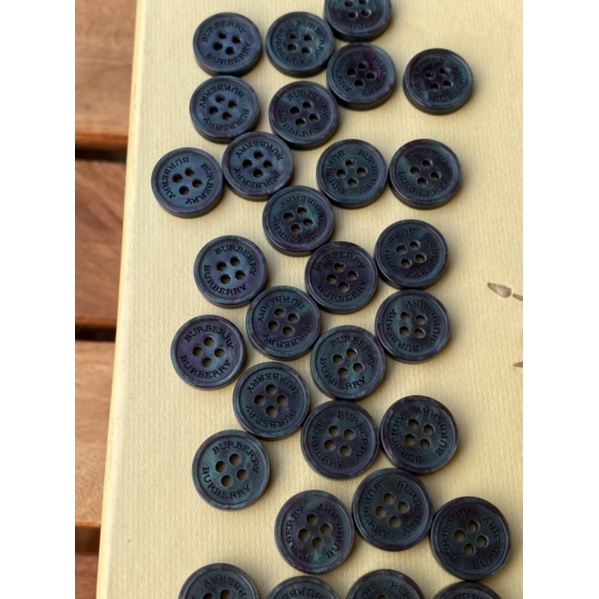 Nút  áo quần Burberry