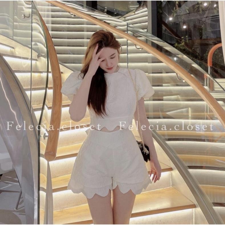 Set áo croptop trắng gấm cut lưng tam giác line gợn sóng kèm quần shorts