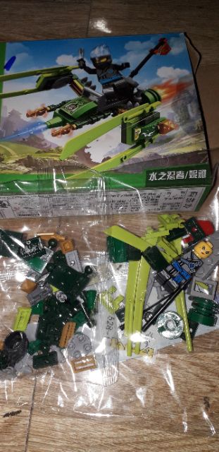 Lắp ráp 1 hộp LegoNinjutsu 99528 có nhiều chi tiết