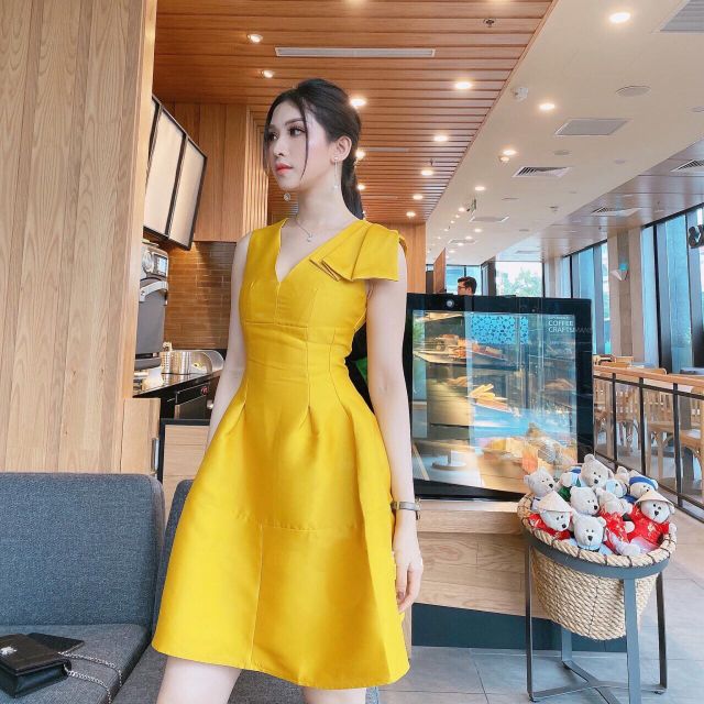 Đầm vàng nơ vai