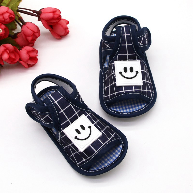 Giày quai hậu đế mềm chống trượt dành cho bé tập đi