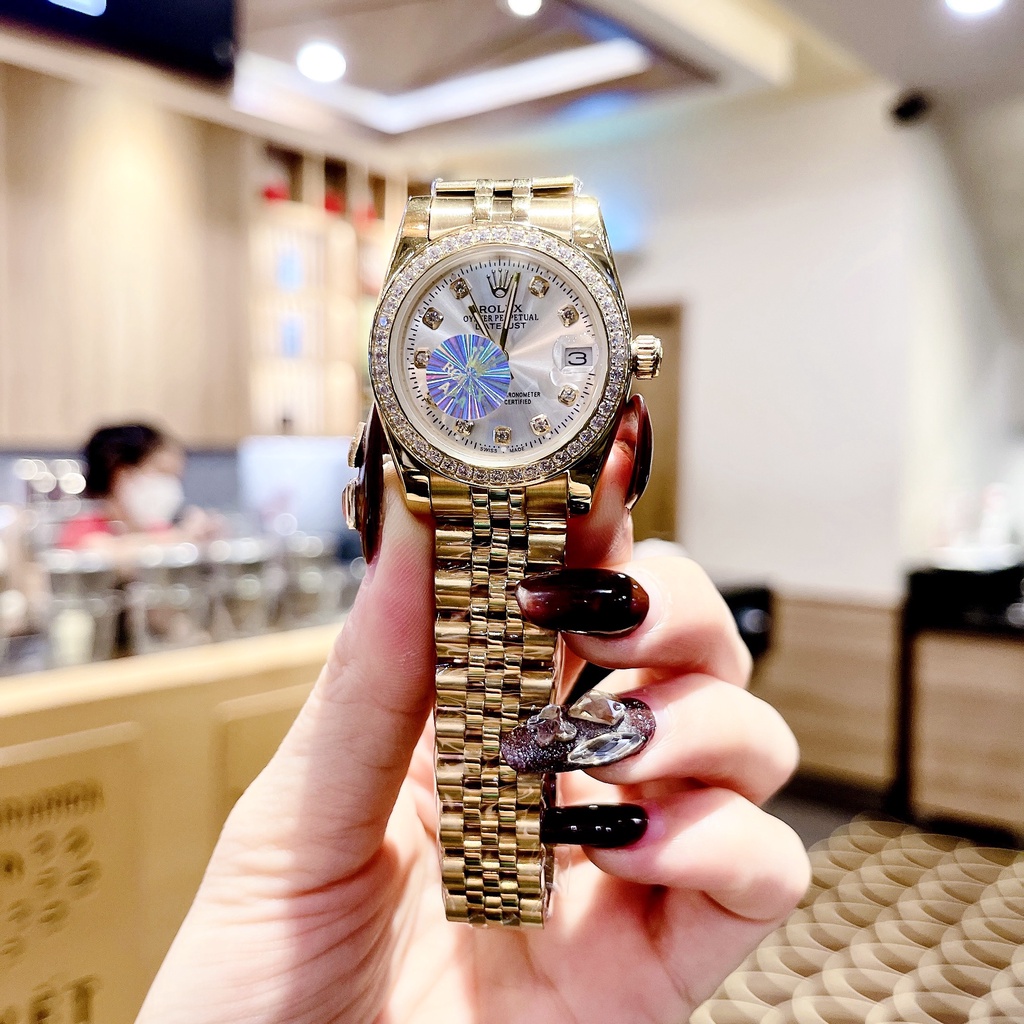 Đồng hồ nữ nhãn hiệu ROLEX mà Ngọc trinh thường sử dụng mặt màu siêu hot 1 thời , cháy hàng đã lâu nay về lại ạ