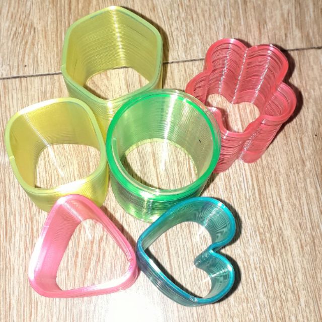 Một cái lò xo bằng nhựa loại 6cm nhiều màu