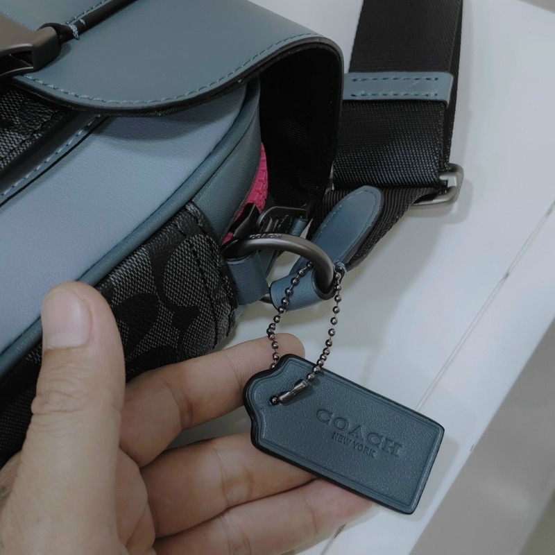 Túi đeo chéo nam sành điệu coach track