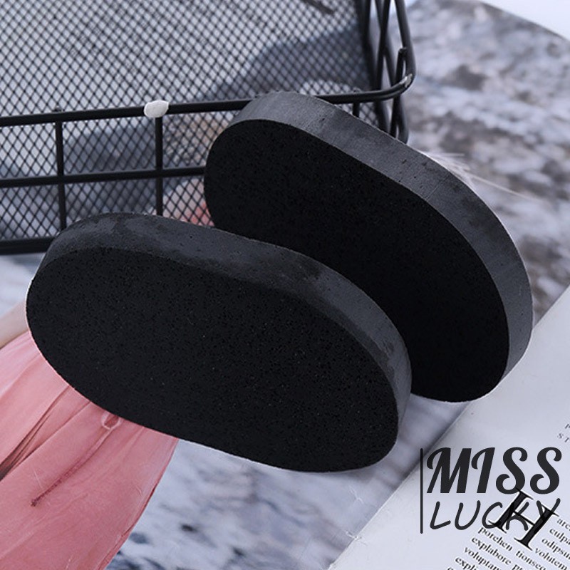 Miếng xốp bằng tinh chất than tre giúp vệ sinh bụi bẩn sâu tận gốc cho da mặt