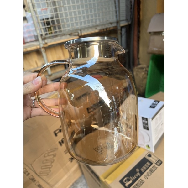 Bình đựng nước 2 lít thủy tinh chịu nhiệt cao trong suốt ánh vàng