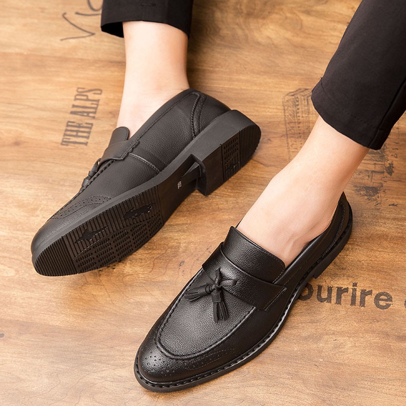 Foot-pierced leather shoes with a youthful bow for men