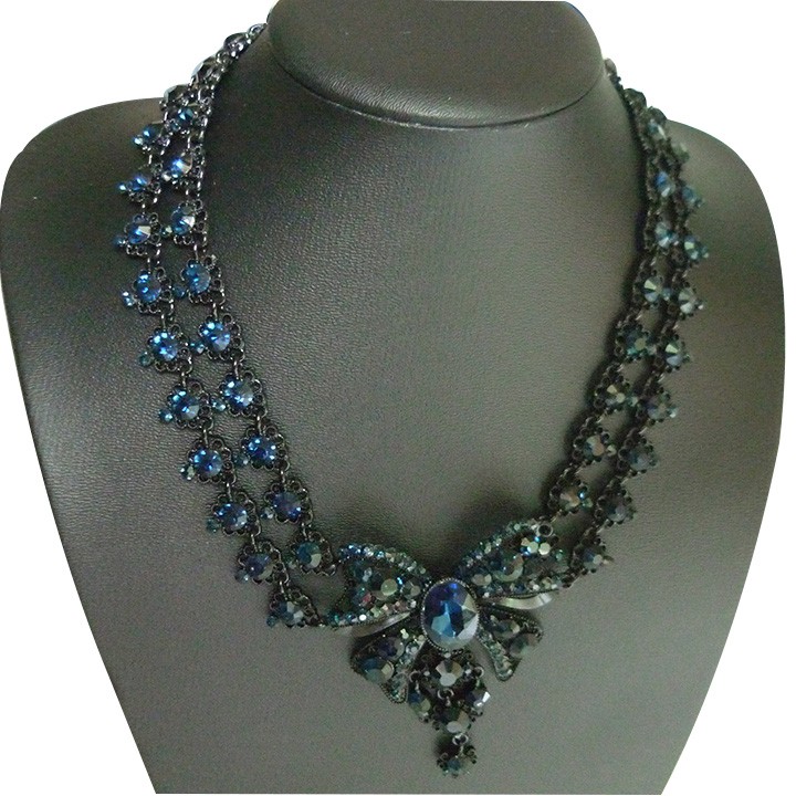 Vòng cổ xậm màu đính đá màu xậm.