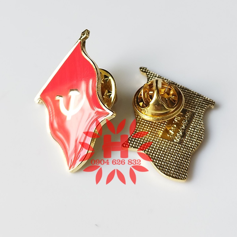 Huy hiệu cài áo hình lá cờ loại cao cấp mạ vàng công nghiệp 24K với kích thước 26 x 19,5 mm kiểu dạng khuy bướm cài áo