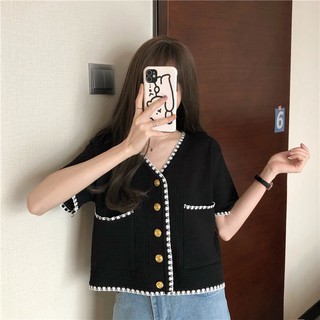 Áo croptop phối viền kẻ khuy vàng