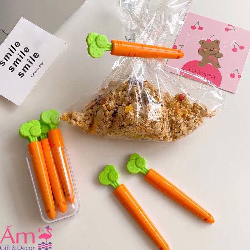 Set 5 thanh kẹp miệng túi hình cà rốt kèm khay dán tường