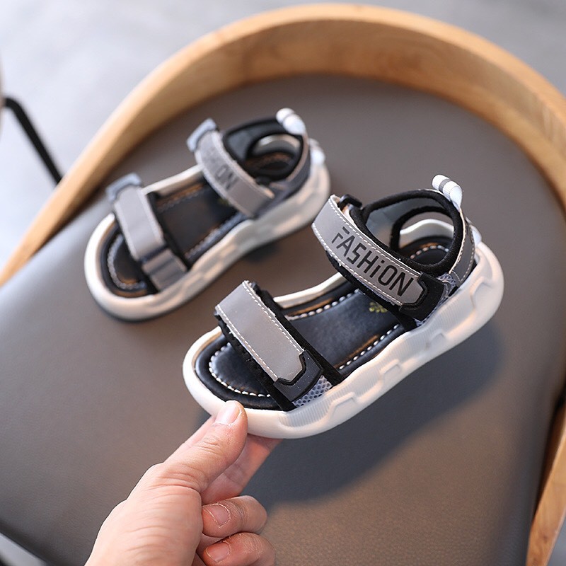 Sandal trẻ em mẫu mới FASHION quai dán gắn chữ R nổi bật XL34