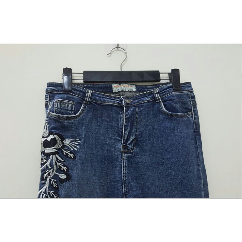 QUẦN JEANS THÊU HOA ĐẸP