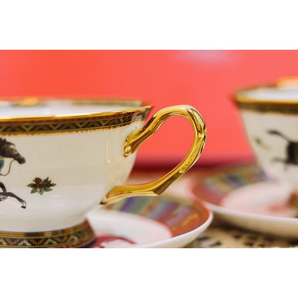 Quầy Hermes đang bán bộ ấm chén và đĩa cà phê bằng sứ xương gồm 4 bộ, 2 tách và 2 đĩa.