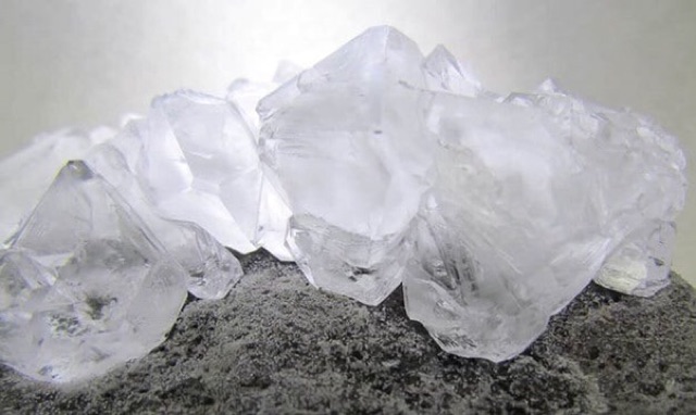 Phèn chua cục to nhỏ