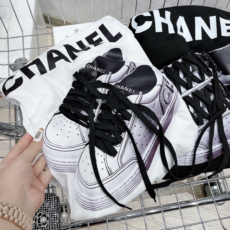 Áo phông in giày chanel