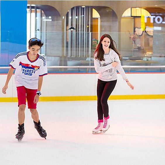 HCM [E-Voucher] Vé vào cửa, giày trượt, 1 đôi vớ trẻ dưới 140cm Sân băng Vincom Ice Rink Landmark 81 - Thứ 7 và chủ nhật