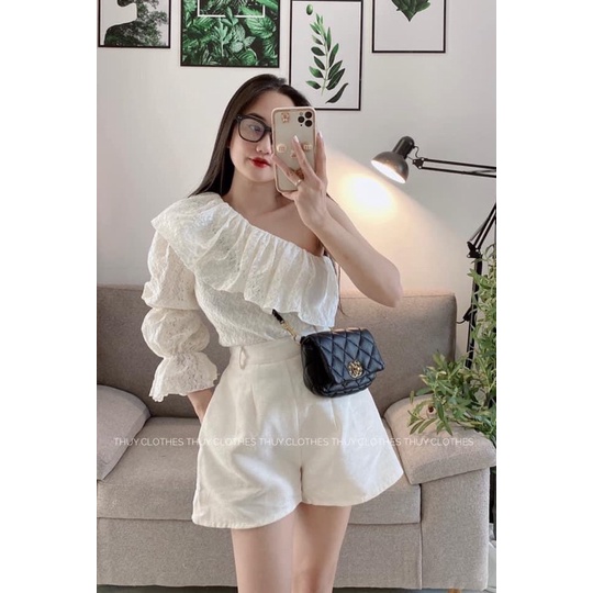 Set áo ren bèo ngực lệch vai kèm quần shorts trắng