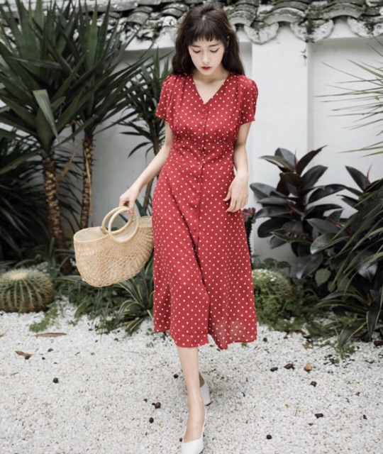 Đầm bi đỏ from dài kết hợp hàng khuy nút đỏ | BigBuy360 - bigbuy360.vn