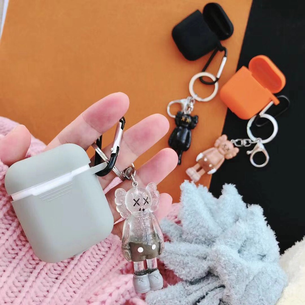 Vỏ bảo vệ hộp sạc tai nghe Airpods kèm móc khóa Kaws xinh xắn