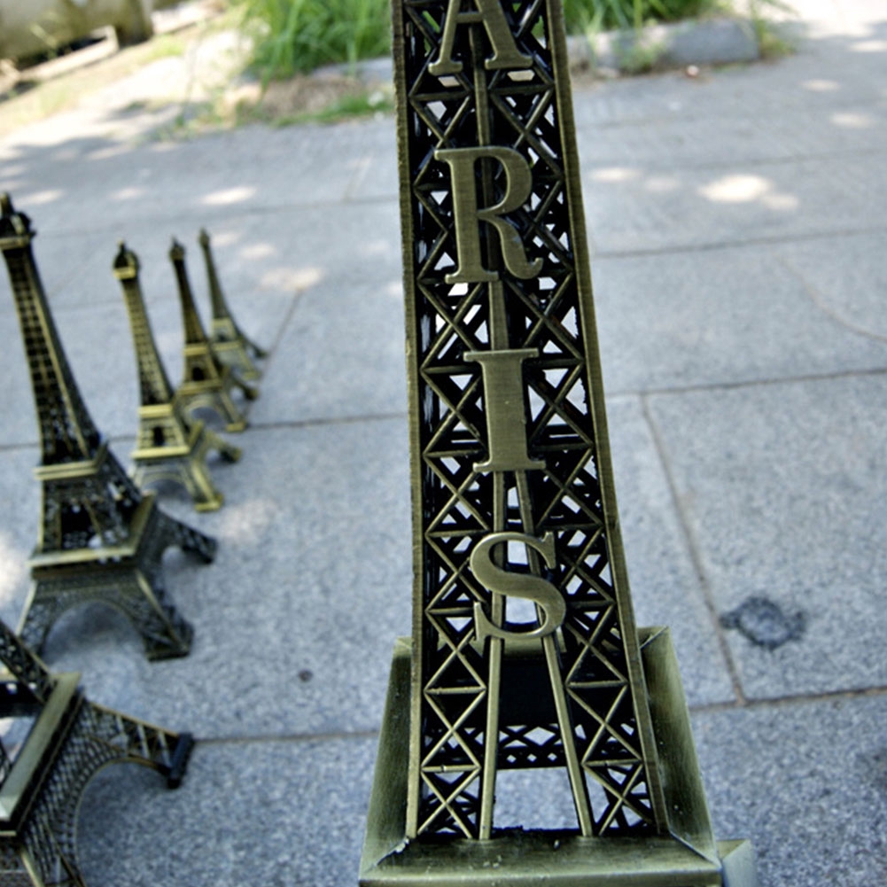 Mô hình tháp Eiffel phong cách retro trang trí phòng ngủ