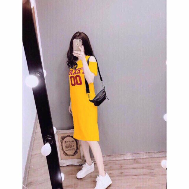 Đầm in chữ khoét vai