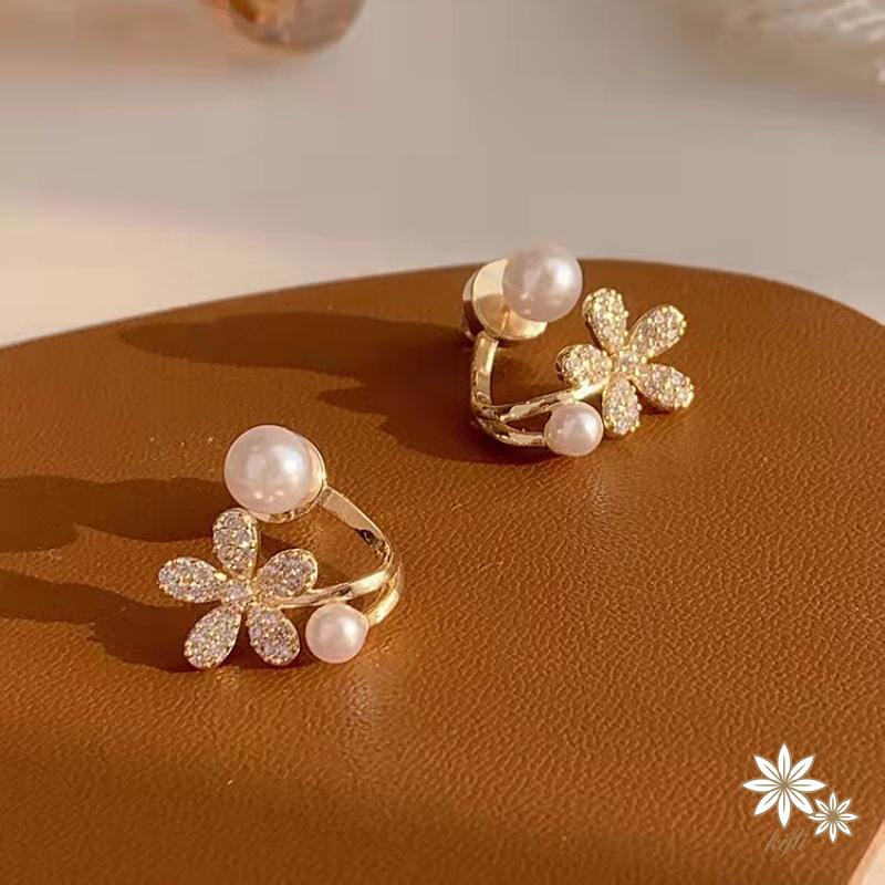 Khuyên Tai Hình Hoa Đính Ngọc Trai Phong Cách Thời Trang Sang Trọng